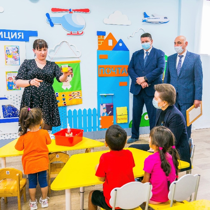 Вчера в рамках рабочего визита в Когалым губернатор Югры Наталья Комарова посетила частный детский сад «Академия детства»