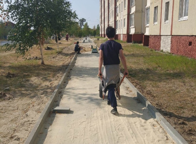 В Когалыме продолжается ремонт тротуаров