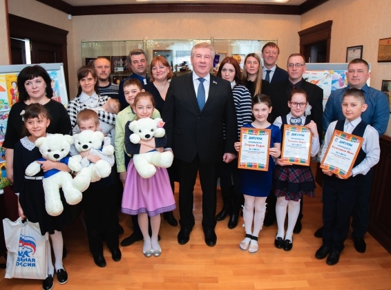 Борис Хохряков встретился с победителями конкурса «Моя любимая семья» 