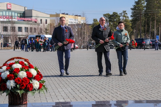 Глава города Николай Пальчиков возложил цветы к Вечному огню