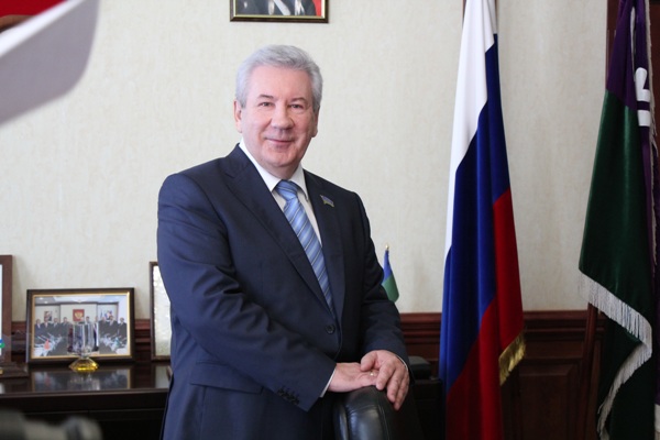Борис Хохряков поздравил жителей Югры с Днём Государственного флага Российской Федерации