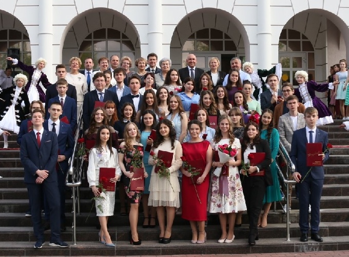 Глава города Когалыма Николай Пальчиков вручил выпускникам медали «За особые успехи в учении» 