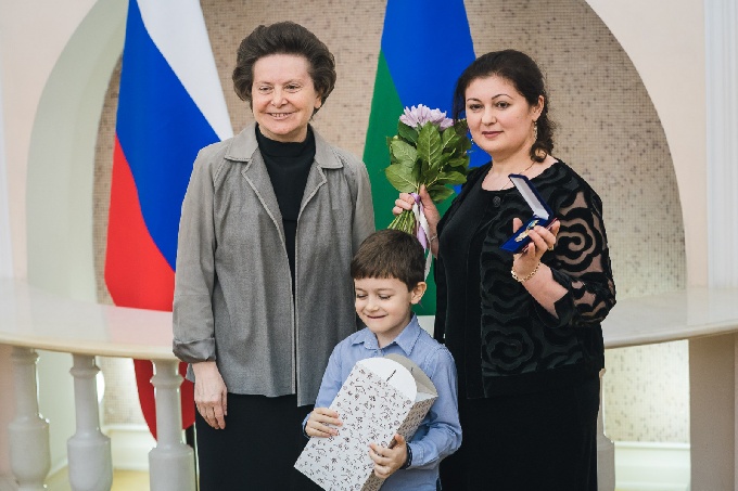 Когалымчанка  Милана Аюбова получила медаль из рук губернаторы Югры 