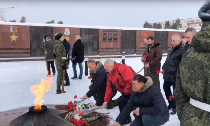 В Когалыме в память о воинах-интернационалистах возложили цветы к Вечному огню