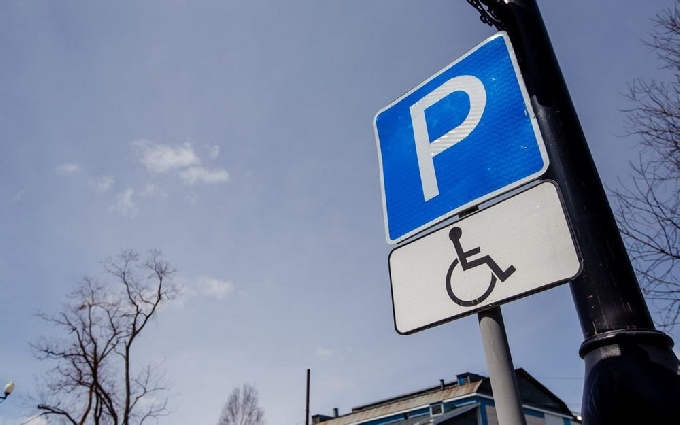 В Когалыме по обращениям граждан установили знаки «Парковка для инвалидов»