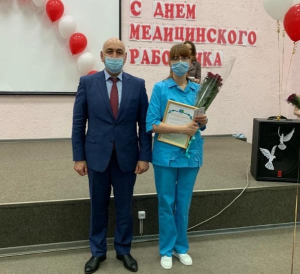 Медицинские работники принимают поздравления 