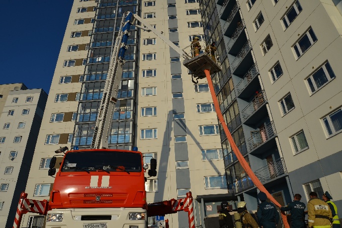 Когалымские пожарные провели учения в здании повышенной этажности