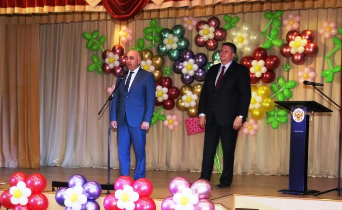 Глава города Николай Пальчиков поздравил выпускников с последним школьным звонком