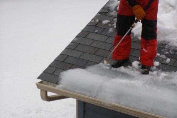 Напоминаем о необходимости уборки снега с крыш зданий