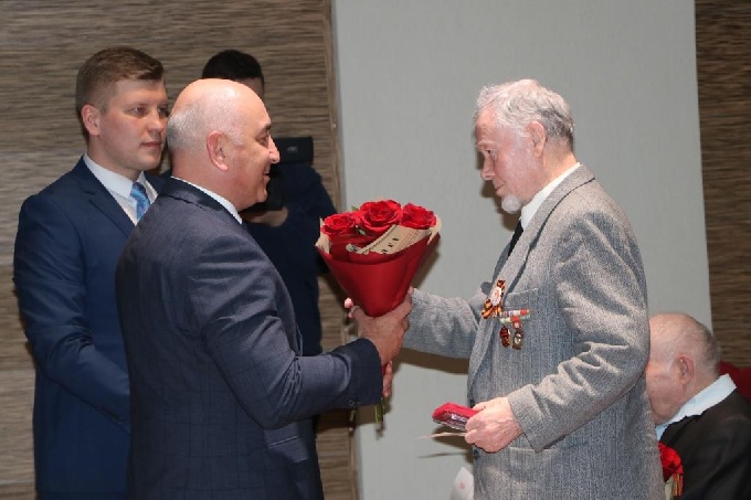 Глава города вручил ветеранам юбилейные медали в честь 75-летия Победы