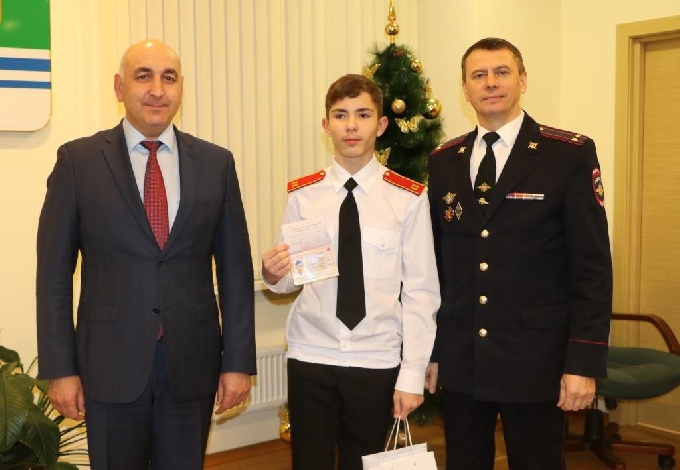 Глава города Николай Пальчиков вручил паспорта юным когалымчанам 