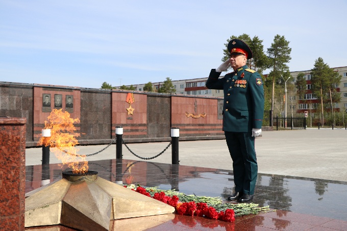 Когалымчане приняли участие во всероссийской акции «Цветы Победы». 
