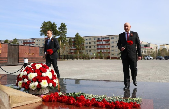 Глава города Николай Пальчиков возложил цветы к Вечному огню 