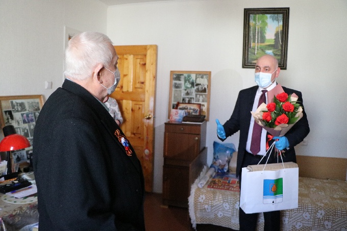 Глава города Николай Пальчиков поздравил ветеранов с приближающимся Днем Победы 