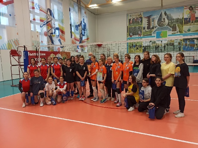 Вчера во Дворце спорта прошел кубок Главы города Когалыма по волейболу среди женских школьных команд