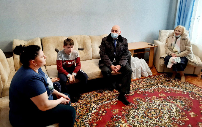 Глава города Когалыма Николай Пальчиков и Председатель Думы города Алла Говорищева посетили  семьи, прибывшие из Донецкой республики