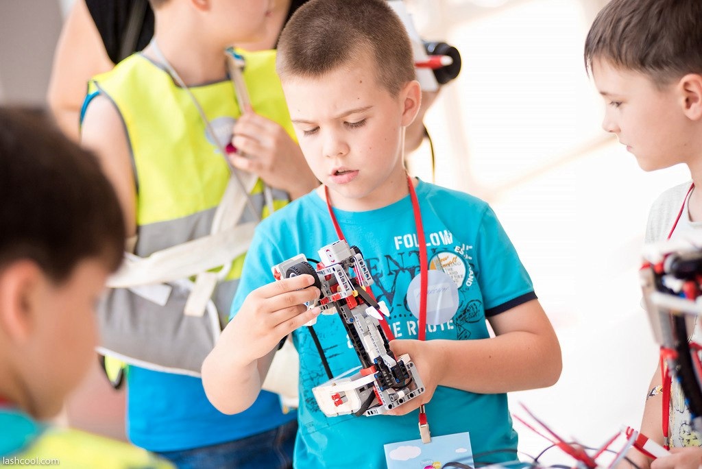 В кружке робототехники занимаются ученики разных классов. Робототехника для детей. Занятия по робототехнике. Робототехника занятия. Школа робототехники для детей.