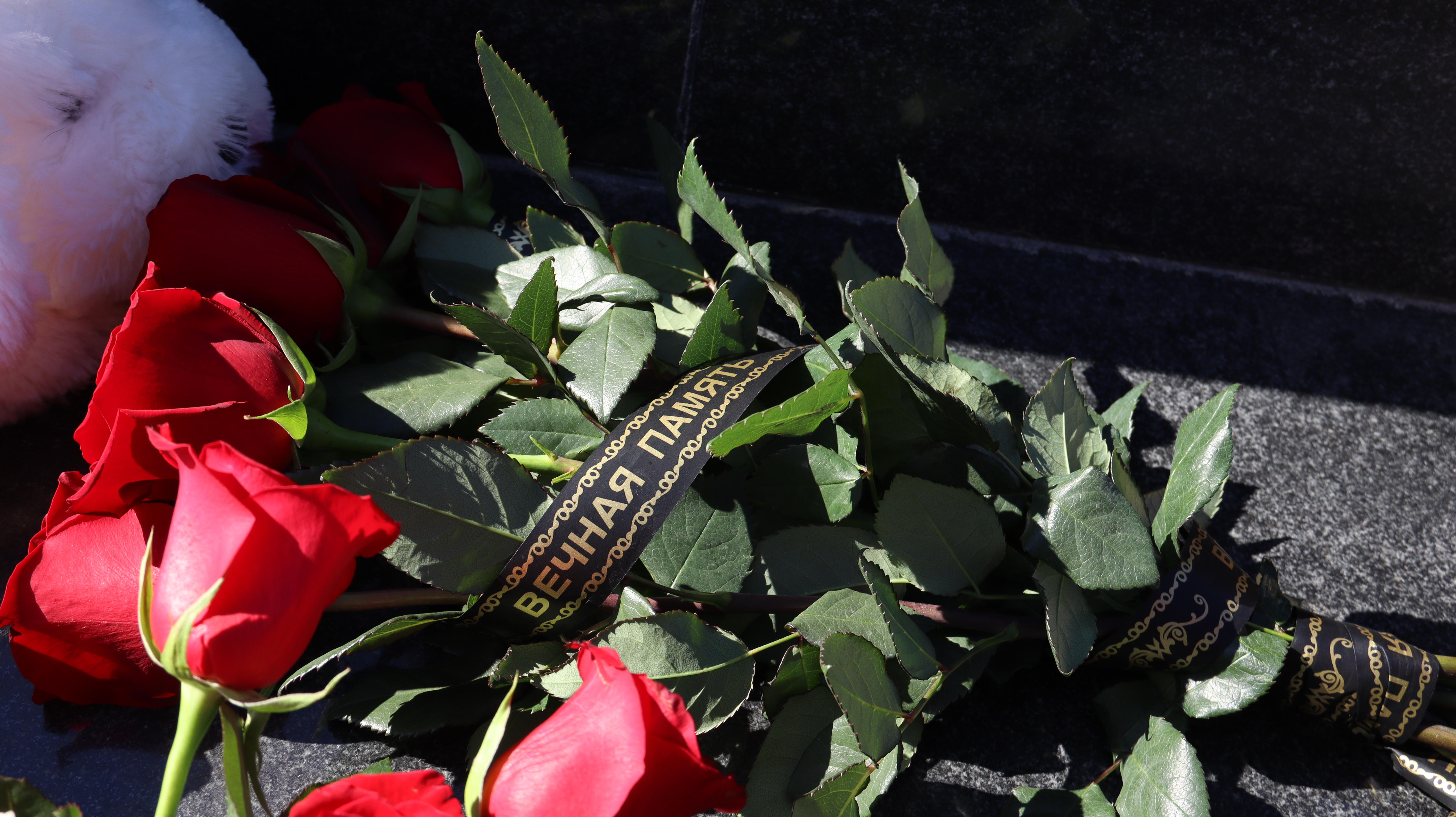 Франция выразила соболезнования. Память соболезнования. Цветы в память о погибших. Цветы погибшим. Скорбь.